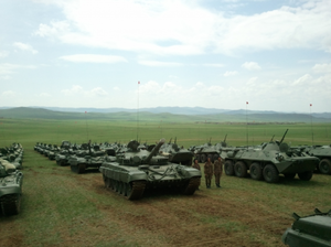 Шинэ танк, хуягтаа хүлээн авч буй Монголын арми гэрэл зураг.png