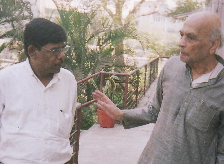 चित्र:Arun Kamble with Gyanpith winner V.D.Karandikar.JPG