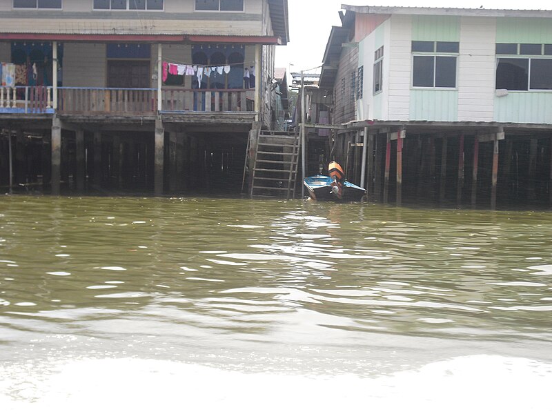 चित्र:Home in water village brunai.JPG