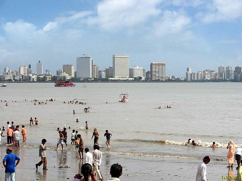 चित्र:Mumbai beach.jpg