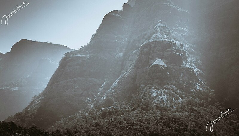 चित्र:Rock Face — at Gorakgad.jpg