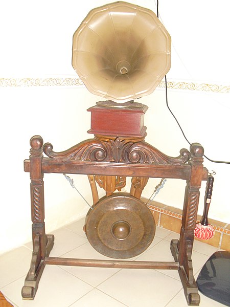 चित्र:Gramophone.JPG