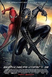 Spider-Man dalam hujan dalam sut asalnya melihat pantulan dirinya memakai sut hitamnya di tingkap bangunan, dengan slogan, tajuk, tarikh tayangan dan kredit filem itu di bawah.