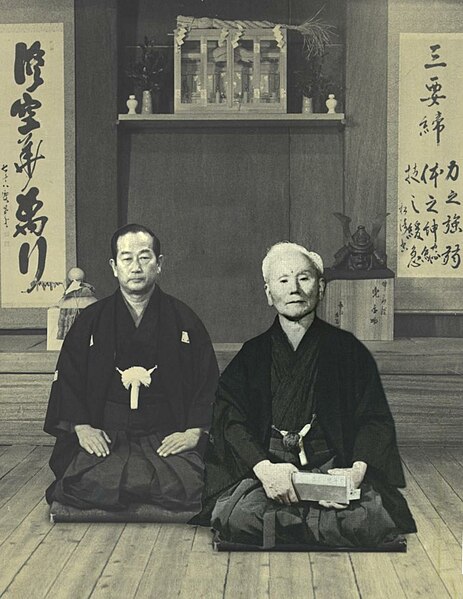 ဖိုင်:Funakoshi Gichin and Masatoshi Nakayama.JPG