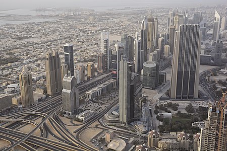 na tle Dubaju (w lewym górnym narożniku, widok z Burdż Chalifa), 2015