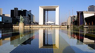 Paryż – widok na Grande Arche i fontannę projektu Ja’akowa Agama (1975)