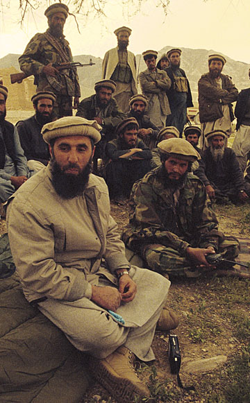 دوتنه:Eng Hikmatyar in a battle field.jpg