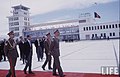 د افغانستان وروستی پاچا محمد ظاهر شاه د کابل په نړېوال هوايي ډگر کې. ۱۹۵۹ ز. کال