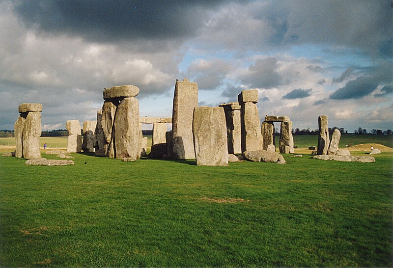 دوتنه:Stonehenge back wide.jpg