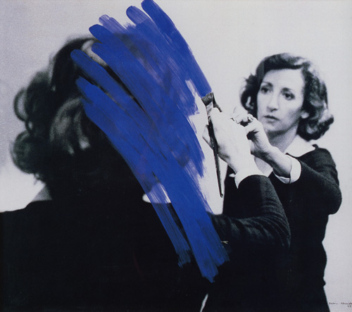 Ficheiro:Helena Almeida, Pintura habitada, 1975, acrílico sobre foto a preto e branco, 46 x 52 cm.jpg