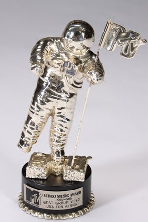 Ficheiro:Troféu Moon Man MTV VMA.jpg