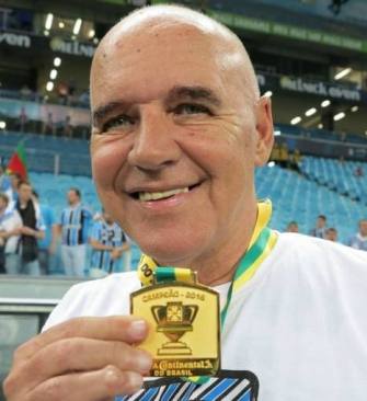 Valdir Espinosa, técnico campeão mundial com o Grêmio, morre aos