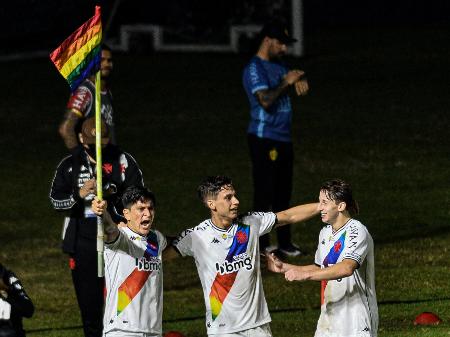 Ficheiro:Vasco-GCano-BandeiraLGBT.jpg