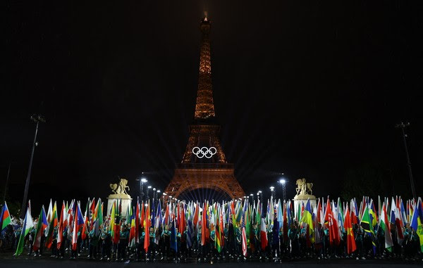 Ficheiro:General-view-as-flags-of-participating-countries-are-carried-during-the-opening-ceremony.jpg