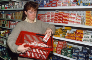 Ficheiro:Tylenol 1982 Photo by Yvonne Hemsey-Getty Images.png