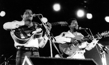 Dupla de Embu das Artes canta Pena Branca & Xavantinho no Centro