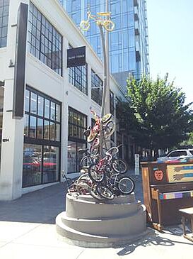 Ficheiro:People's Bike Library of Portland in Portland, Oregon, 2015.jpg