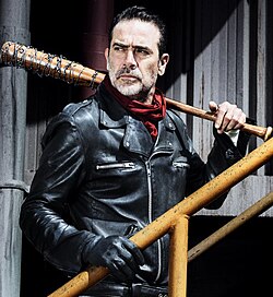 https://upload.wikimedia.org/wikipedia/pt/thumb/4/4c/Jeffrey-Dean-Morgan-como-Negan.jpg/250px-Jeffrey-Dean-Morgan-como-Negan.jpg