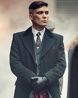 Tommy Shelby: Personagem fictício e principal protagonista do drama criminal britânico, Peaky Blinders