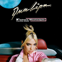 Foto da cantora britânica Dua Lipa do ensaio fotográfico para o encarte do álbum Future Nostalgia. Uma mulher branca com o cabelo com um penteado coque sentada dentro de um carro. Dua Lipa está com uma blusa rosa, com a mão no volante e olhando para a frente.