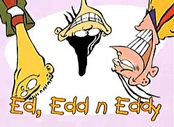 Três jovens de aparência esquisita, pendurados de cabeça para baixo em frente a um fundo branco-púrpura, com texto em laranja claro com contornos laranja-escuro dizendo "Ed, Edd n Eddy" perto do fundo.