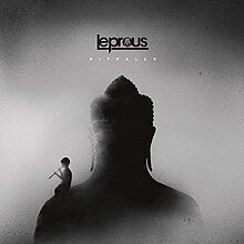 Capa do álbum, com o busto de um buda envolto em sombras e névoa e uma criança tocando flauta no seu ombro direito