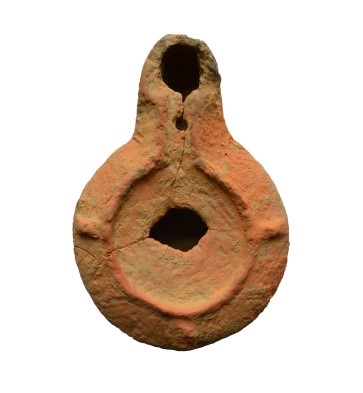 Fișier:Lucerna (Arheologie) 2580 02.02.2021 Fond eab2d5e92cf54d08804c213c39879fff.jpg