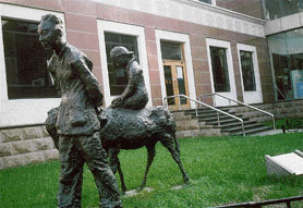 Fișier:Sculpture of Zhao Shuli.jpg