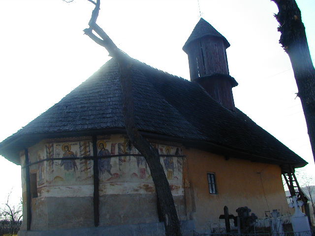 Fișier:Biserica de lemn Cuvioasa Paraschiva Sinesti in feb 2002.JPG