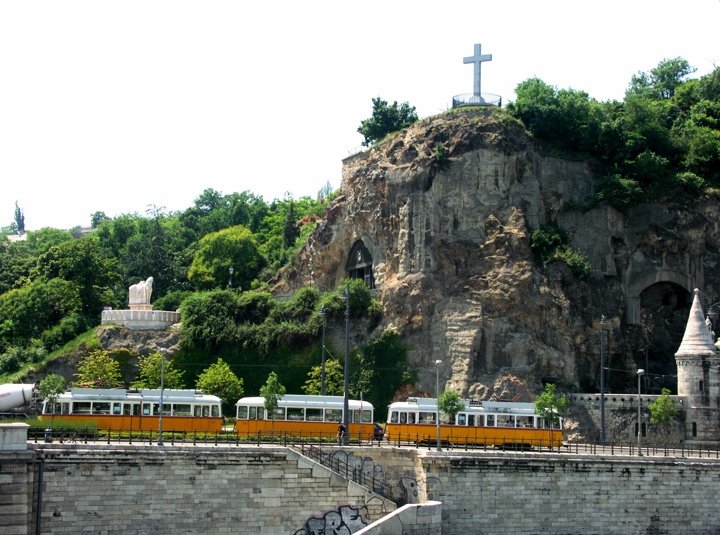 Fișier:Biserica rupestra Dealul Gellert.jpg