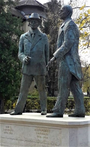 Fișier:Double Monument Lapedatu.jpg