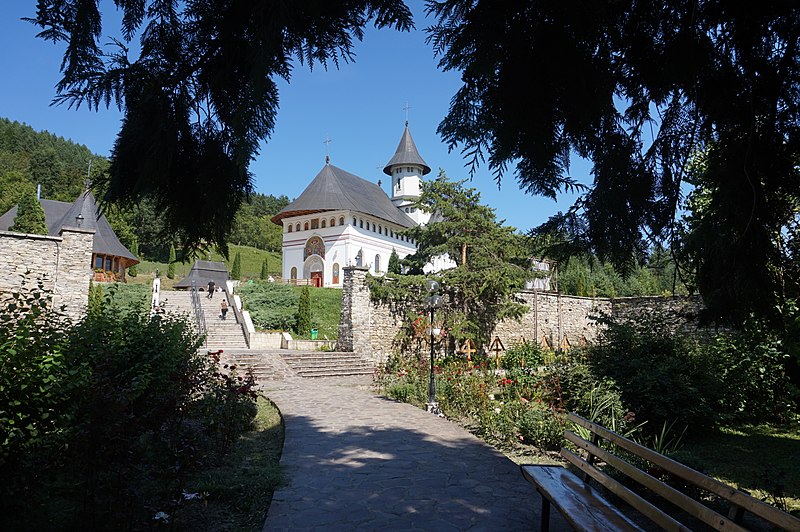 Fișier:Mănăstirea Pângărați - vedere dinspre cimitir.jpg