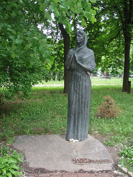 Fișier:Пам'ятник Марії Заньковецькій у Міському саді Київ.JPG