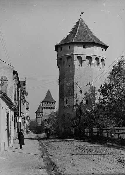 Fișier:Strada Cetății, cu turnurile de fortificații, din Sibiu. (Istorie) 2372 14.06.2017 Fond E97A986C03A7431595E19BE6ACD9E33B.jpg