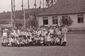 “Fiii satului”, 29 iunie 1980. Dascăli și pionieri în fața școlii din Marin