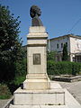 Bustul lui Mihai Eminescu din Suceava. Pe soclu, un altorelief din bronz cu chipul scriitorului Teodor V. Ștefanelli