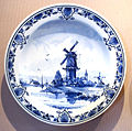 Farfurie din porţelan de Delft alb-albastru, produsă de Manufatura din Delft
