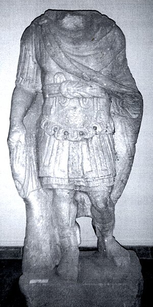 Fișier:Statuie (Arheologie) 2272 17.05.2007 Tezaur AD5C27AA3AF944EB84C397D8F959FA5A.jpg