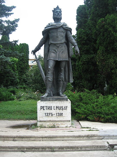 Fișier:Statuia lui Petru I Muşat din Suceava.jpg