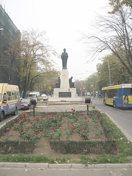 Fișier:Statuia lui Mihai Eminescu din Iași - alt unghi.jpg