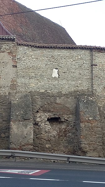 Fișier:Porțiune prăbușită a zidului de incintă - Biserica evanghelică fortificată din Rotbav.jpg