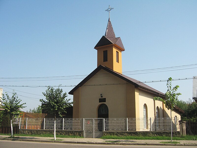 Fișier:Biserica romano-catolica din Harlau1.jpg