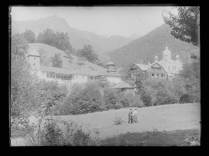 Fișier:Vedere panoramică a unei stațiuni montane (Istorie) 2578 18.08.2014 Fond EED2F1B067D240AD83F7FE5EFE37034B.jpg