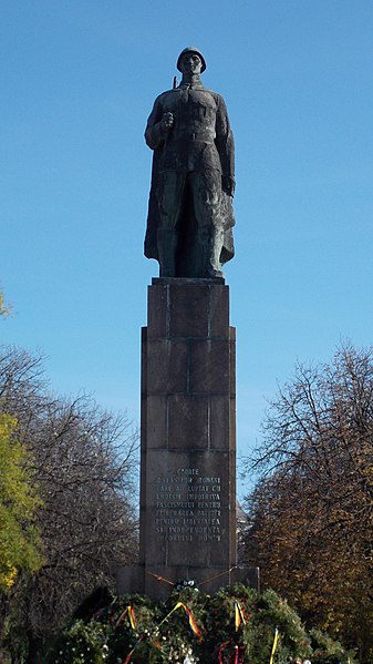 Fișier:Romanian soldier monument - Oradea 01.JPG