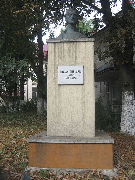 Fișier:Bustul lui Traian Chelariu din Suceava1.jpg