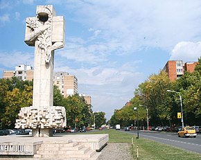 Vedere de ansamblu a cartierului din Piaţa Veteranilor, cu Monumentul Eroilor Neamului în prim plan