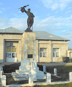 Monumentul eroilor şi şcoala