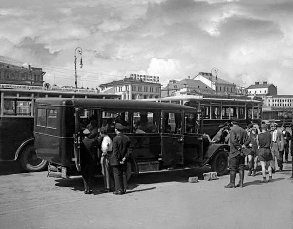 Файл:Театральная пл автобус 1920-е.jpg