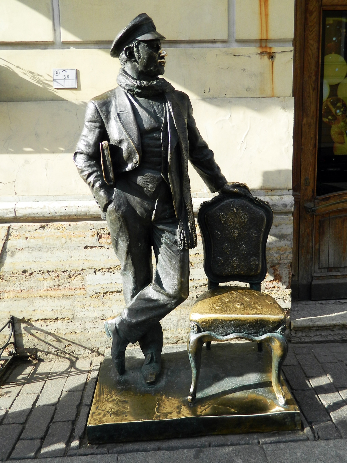 Памятник бендеру в петербурге. Памятник Остапу Бендеру в Санкт Петербурге. Памятник Остапу Бендеру в Санкт-Петербурге на итальянской улице. Памятник Остапу Бендеру в Пятигорске. Памятник великому КОМБИНАТОРУ Остапу Бендеру.