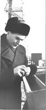 V. R. Litvinov a magot vizsgálja.  1958